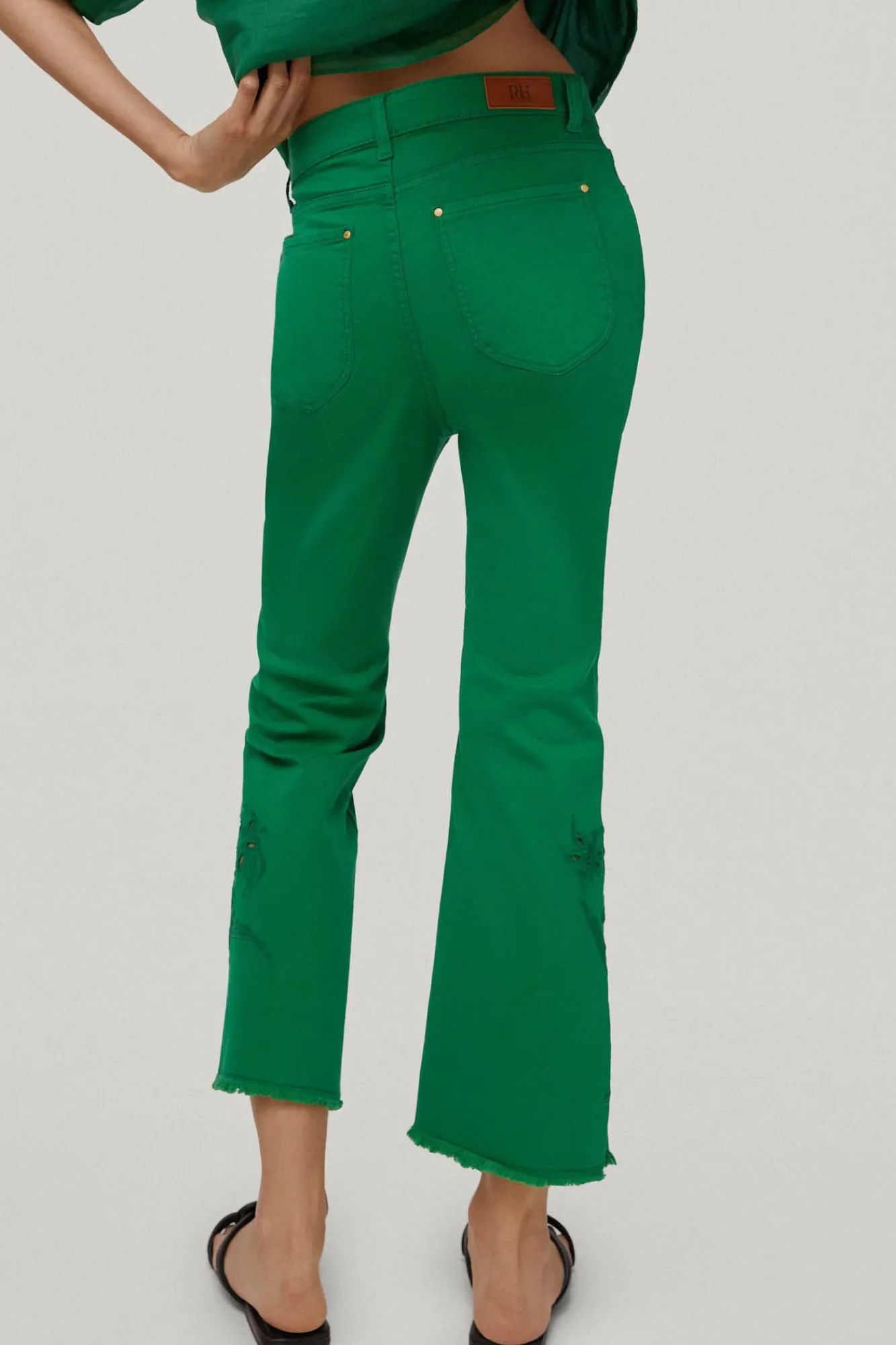 Pantalon Vaquero 5 Bolsillos Flare Fit Cropped Bordado^Pedro del Hierro Store