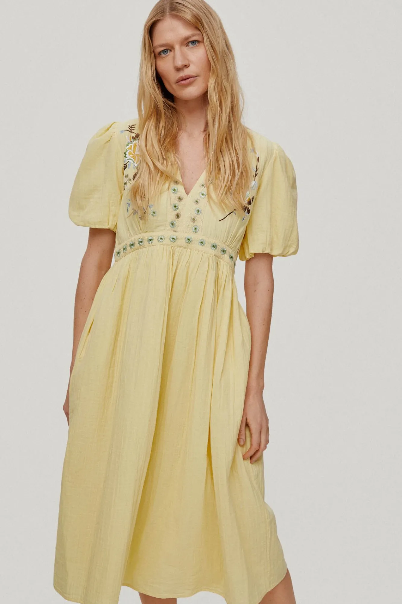 Vestido Largo Rodilla Con Detalle De Bordados Florales.^Pedro del Hierro Sale